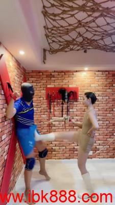 套路直播【二宝】白靴虐裆贱狗-全体重踩踏/耳光 bf23383