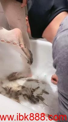 套路直播【小劳拉】白丝脚喂食 呕吐物 口水圣水 bf23380