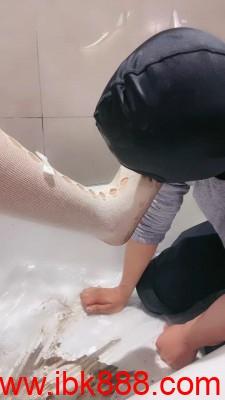 套路直播【小劳拉】白丝脚喂食 呕吐物 口水圣水 bf23380