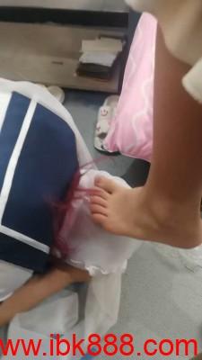 【全国最贱女M】开发素人小姐姐裸足调 bf23590