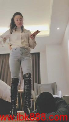 【飞扬女王】长靴御姐S碾压地毯 bf23561