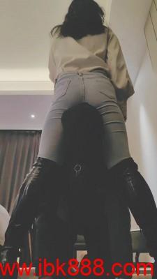 【飞扬女王】长靴御姐S碾压地毯 bf23561