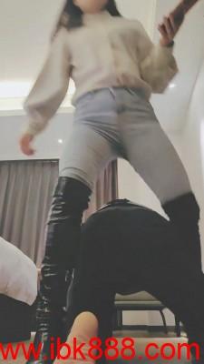 【飞扬女王】长靴御姐S碾压地毯 bf23561