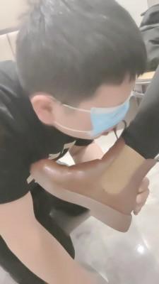 【安安女王】情侣主让绿帽舔脏鞋 bf23346