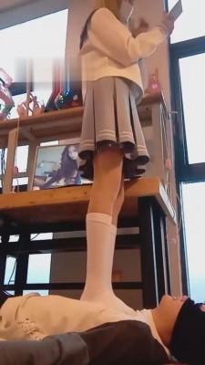 【重庆柠檬s】小白鞋过膝袜暴力揍18岁学生狗 bf10144