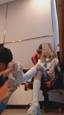 【重庆柠檬s】小白鞋过膝袜暴力揍18岁学生狗 bf10144