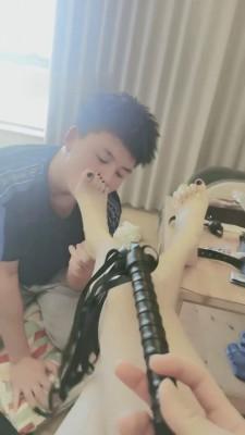 【岁岁殿下】肉丝黑靴羞辱/足耳光/数据线鞭打 bf10124