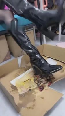 【深圳万一S】踩踏碾压小龙虾