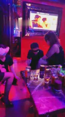 【羽珊】KTV双S陪酒小妹调教【双视角版】 bf12193