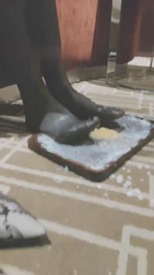 【00后南茜】黑丝踩踏食物喂食恋足双奴 bf12177