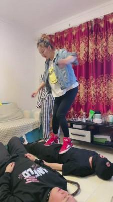 【梦蝶女王】双S把自己的男友当狗虐 bf12126