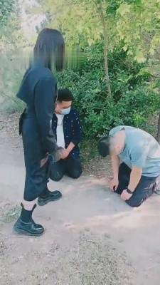 【羽诺】双狗野外闻脚 bf12014