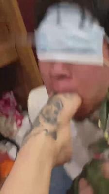 【不知名美女】强制贱狗闻臭脚臭鞋 bf12052