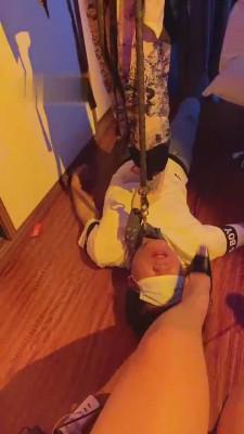 【不知名美女】强制贱狗闻臭脚臭鞋 bf12052