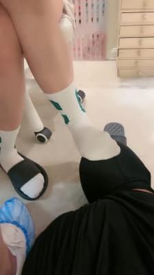 【茶茶】美甲店家奴给顾客按摩/喝洗脚水/深喉 bf12036