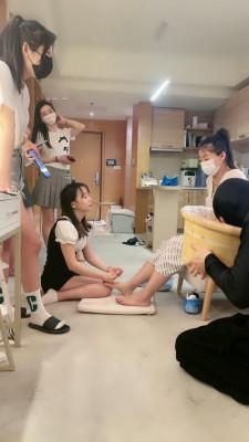 【茶茶】美甲店家奴给顾客按摩/喝洗脚水/深喉 bf12036
