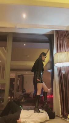 【简一】车模皮靴黑丝全体重踩踏 bf12044