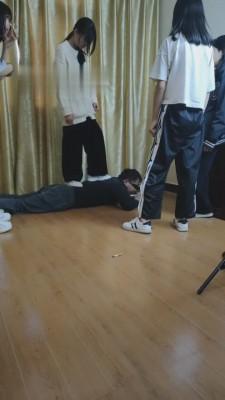 【最抗揍M】4素人S群踩群虐 bf11894