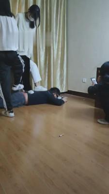 【最抗揍M】4素人S群踩群虐 bf11894