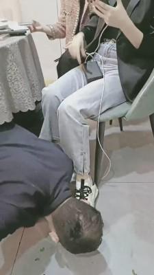 【美帝】餐桌下狗伺候【双视角版】 bf11855