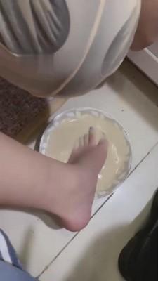 【鬼鬼】强行开发素人小哥喝洗脚奶 bf11868