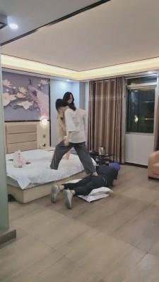 【德意男神】两素人学生S暴力踢踹狗【完整版】 bf11854