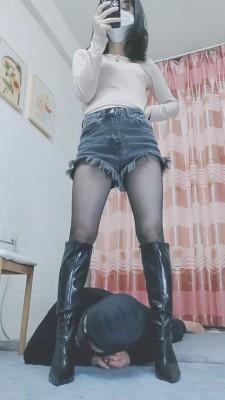 【琳琳S】长靴黑丝强迫狗舔干净 bf23180