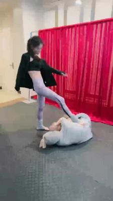 【芷晴】健身小妹虐玩绞杀哥哥 bf23021