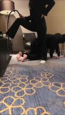 【西竹】小白鞋高跟黑丝让狗舔 bf22911