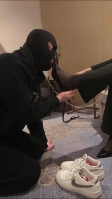 【西竹】小白鞋高跟黑丝让狗舔 bf22911