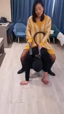 【冷御女王】长靴黑丝强迫老公做狗 bf22724