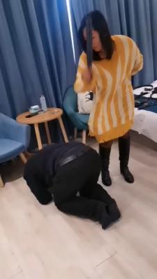 【冷御女王】长靴黑丝强迫老公做狗 bf22724