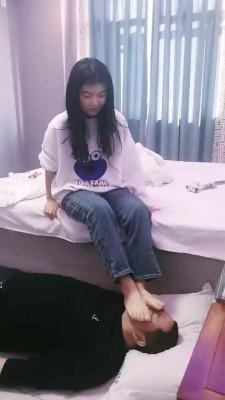 【吴迪】素人短靴脚踩喂食 bf22717