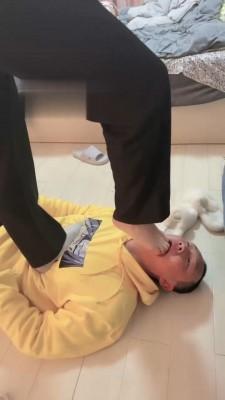 【贝儿】逛街后臭脚蹂躏 bf22241