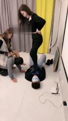 【梦涵小主】姐妹花群调兄弟狗-踩踏/提档/深喉【双视角版】 bf22086