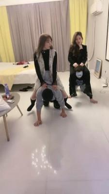 【晴儿】姐妹花玩弄哥俩狗-踢裆/舔靴/骑马 bf22080