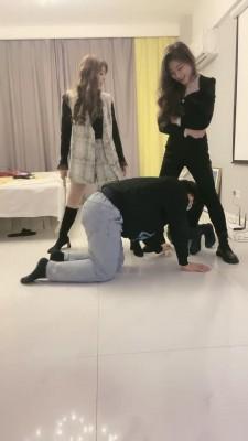 【晴儿】姐妹花玩弄哥俩狗-踢裆/舔靴/骑马 bf22080