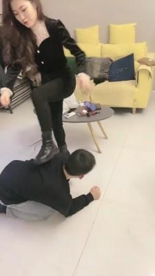 【晴儿】姐妹花玩弄哥俩狗-踢裆/舔靴/骑马 bf22080