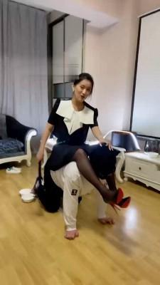 【潘妮女王】小白鞋黑丝踩踏骑马 bf22082