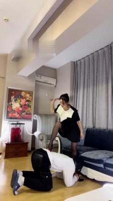 【潘妮女王】小白鞋黑丝踩踏骑马 bf22082