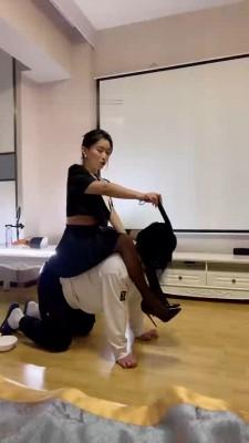 【潘妮女王】小白鞋黑丝踩踏骑马 bf22082