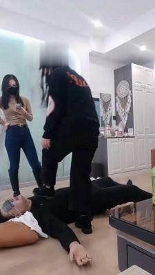 【安可】邻居两姐妹踩虐业主【双视角完整版】 bf21934