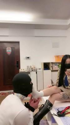 【奈奈生】惩罚偷闻袜子的家奴 bf22008