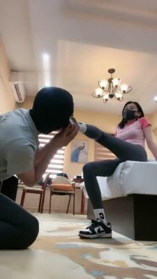 【小妮大人】运动鞋棉袜踩踏贱狗 bf21966