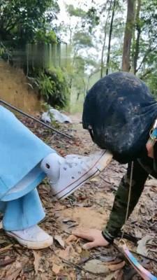 【暴力美学】户外调教-你把鞋底刷舌头/踩踏/藤条sp bf22013