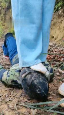 【暴力美学】户外调教-你把鞋底刷舌头/踩踏/藤条sp bf22013