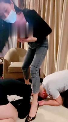 【莫妮卡S】情侣奴脚下犯贱 bf21893