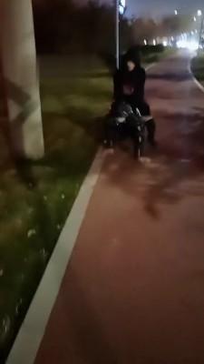 【雨雨大人】深夜路边遛狗 bf21916