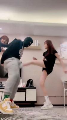 【秋秋】双S多双鞋暴力踢踹【双视角版】 bf21709