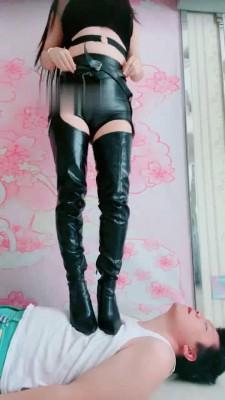 【兔粉粉】皮靴全体重踩踏跳舞 bf21681